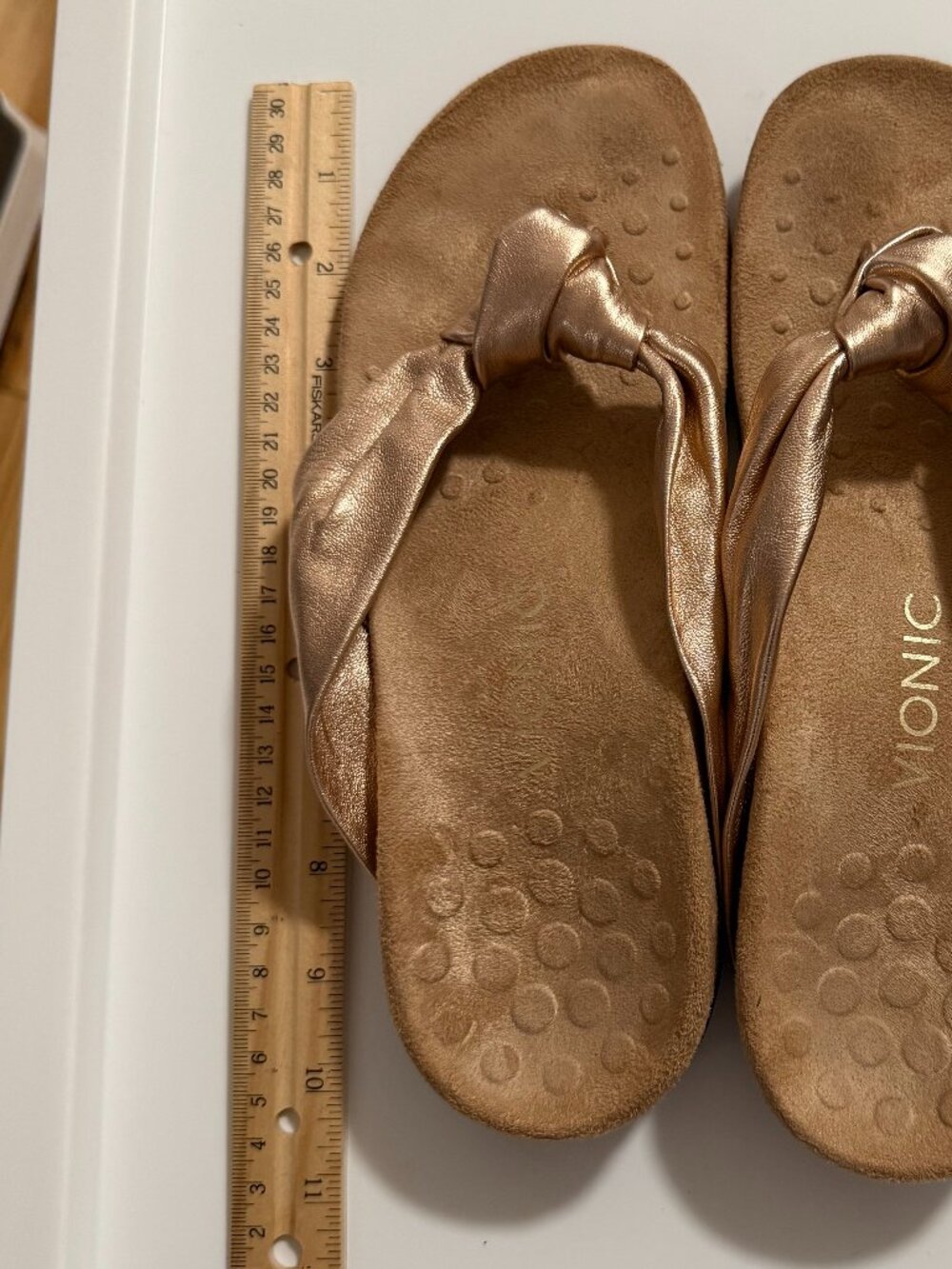 Vionic Women's Sandals Gold Leather Thong Slip On Shoes Size 8 - Picture 13 of 13